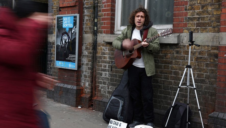 Dan Tredget s'est lancé une mission: être le premier à jouer à chaque station du métro londonien.