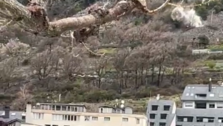 VIDEO. Un énorme rocher de 180 tonnes se décroche de la montagne et ...