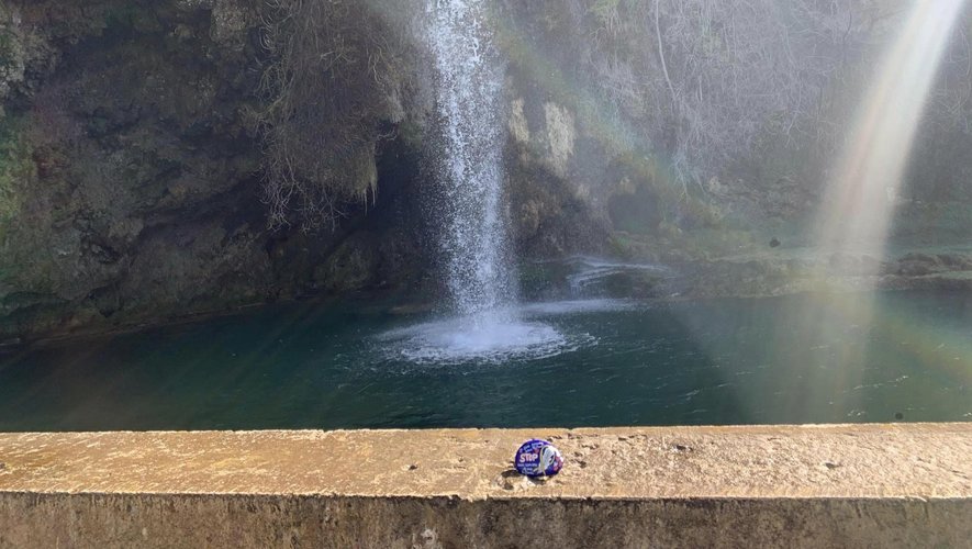 Le petit galet bleu a été déposé juste devant la cascade de Salles-la-Source.