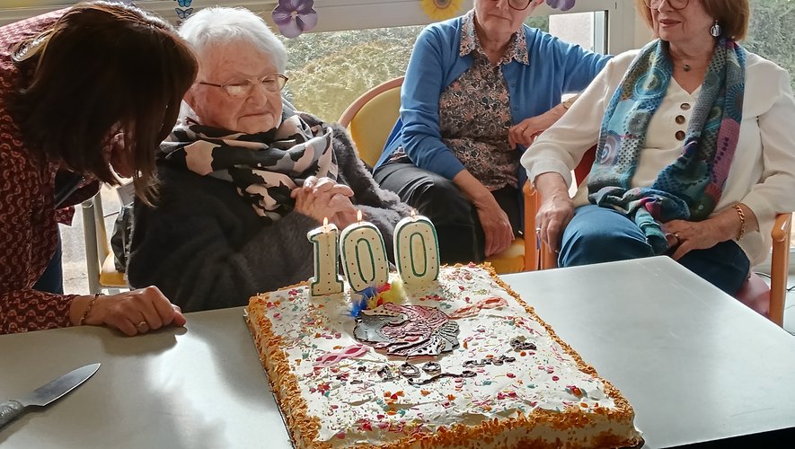 Élisabeth Blanc accompagnée par sa famille a fêté ses 100 ans.