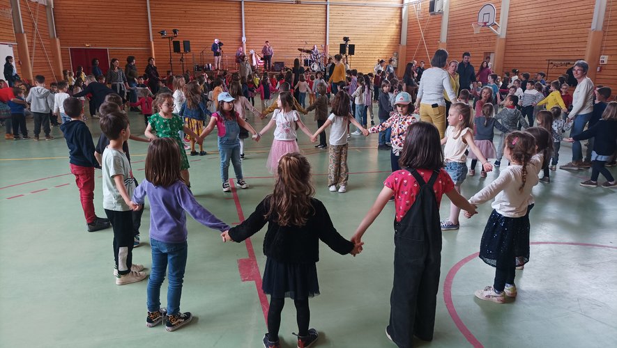 Plus de 300 enfants ont participé à ce bal trad dans le cadre de la Prima Occitana.