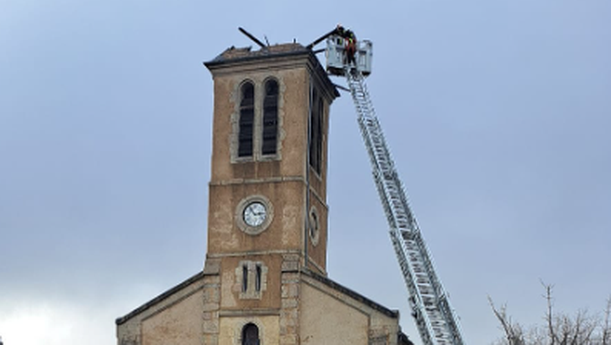 L’incendie qui s’est déclenché après l’impact de la foudre, a fortement touché le clocher de l’église de Veyreau.