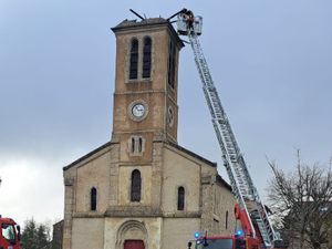 L'église de Veyreau frappée par la foudre : comment ces pompiers d'une unité spécialisée opèrent pour éviter la chute des trois cloches