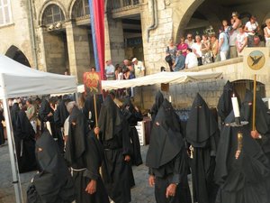 Villefranche-de-Rouergue : la procession des Pénitents noirs fait son retour, après 15 ans d'absence