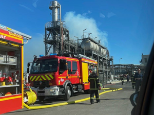 Explosion puis un incendie dans une usine du port de Sète : un blessé en urgence absolue, une colonne de fumée s'échappe vers la mer