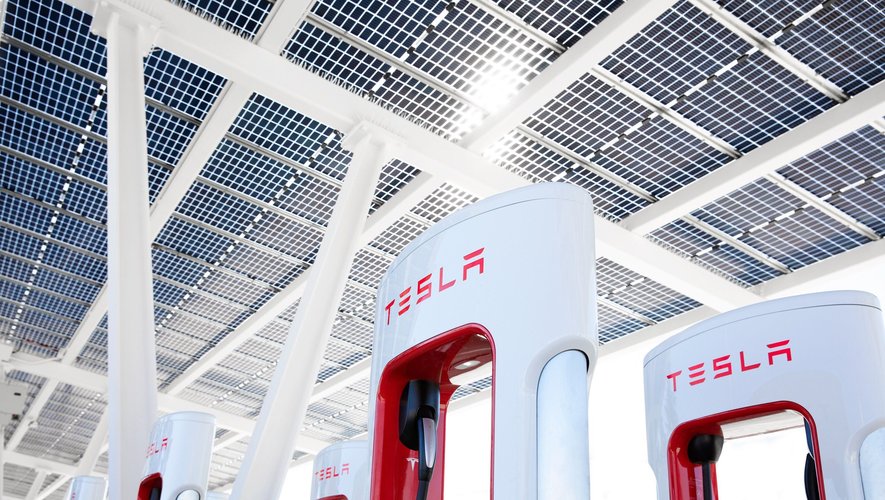 Tesla souhaite développer son parc de Superchargeurs en construisant des stations de recharge de plus en plus grandes.
