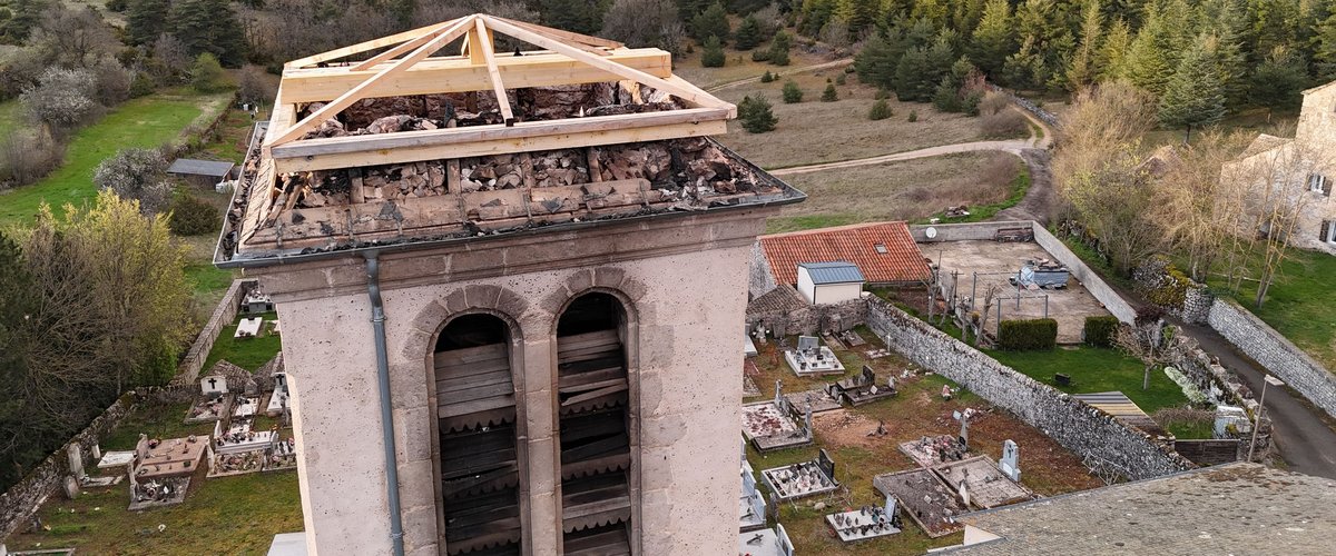 Une petite charpente construite en 3 heures pour protéger l’édifice : les  touchants remerciements du maire de Veyreau dont le clocher de l’église a été foudroyé