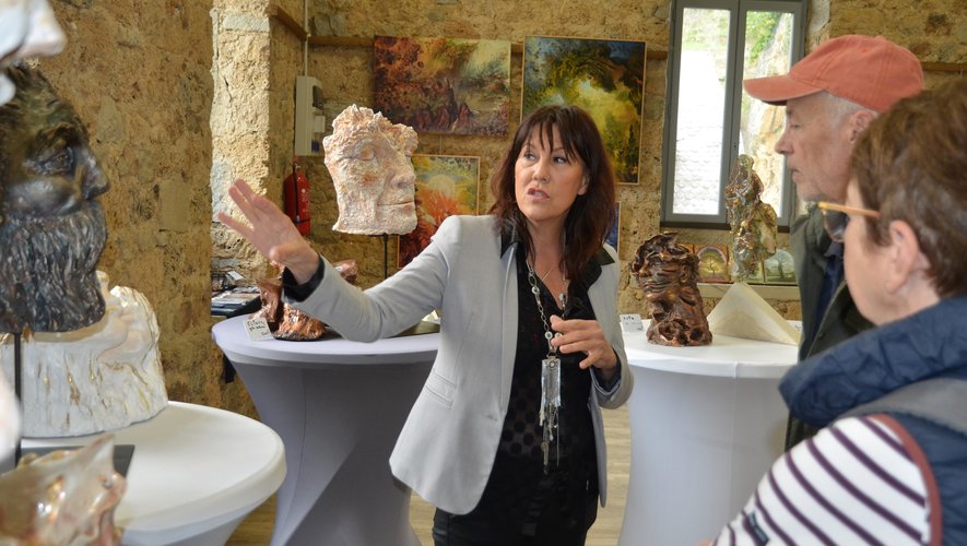 Véronique Lagarde a passionné les visiteurs à la foispar la beauté de ses sculptures et par le charisme de ses explications.