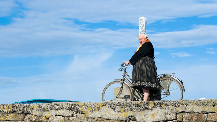 Avec un peu plus de 200.000 locuteurs actifs soit 5,5% de la population bretonne, cette langue celtique, considérée comme "gravement menacée" par l'Unesco, pâtit en effet d'une pyramide des âges extrêmement défavorable: 79% des bretonnants ont plus de 60 ans, selon une étude de 2018 commandée par la région Bretagne.