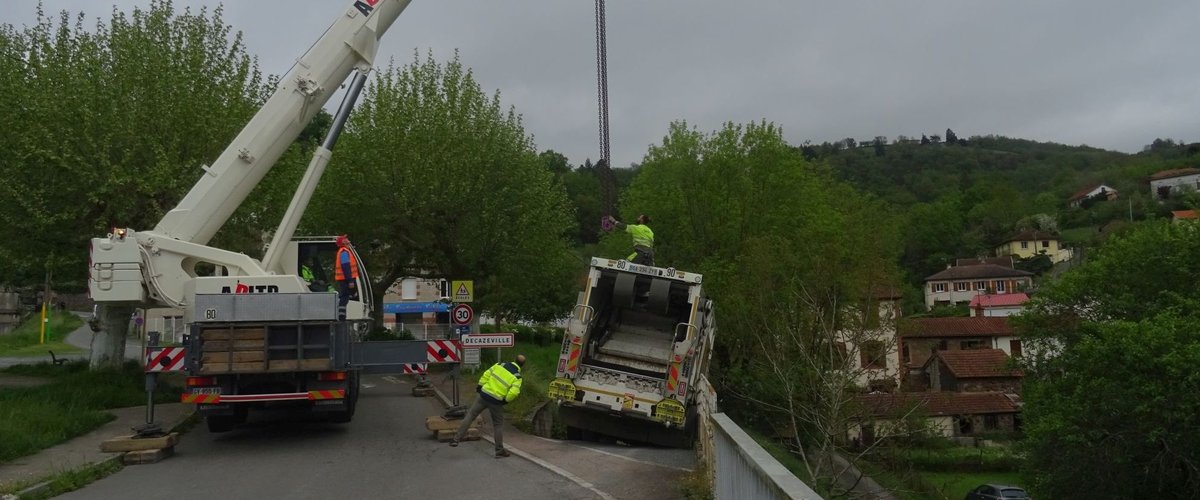 Aveyron : la spectaculaire intervention d’une grue pour dégager un camion-benne alors que le bitume s’est dérobé sous ses roues