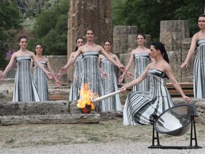 JO Paris 2024 : la flamme olympique est allumée, le message d'espoir envoyé depuis la Grèce "en ces temps où les guerres et les conflits se multiplient"