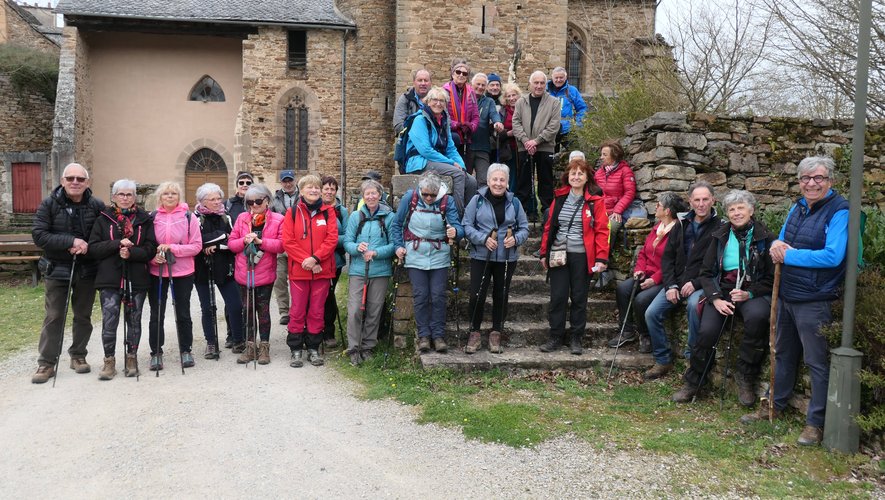 Les participants à cette rando au pied du château de Calmont de Plantcage.