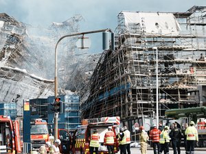 Vers un effondrement complet ? La façade calcinée de la Vieille Bourse de Copenhague s'est écroulée, ce jeudi 18 avril