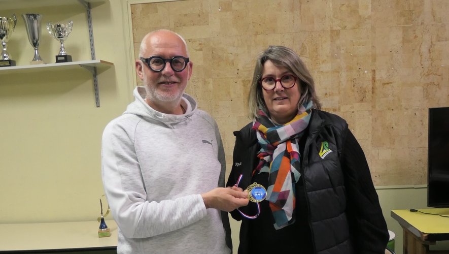 Thierry Olier et Myriam Alauzet présentant leur médaille lors de la dernière réunion de bureau mercredi dernier à la Maison du foot à La Primaube.