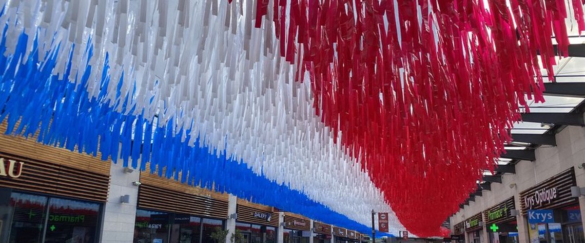 En attendant la flamme olympique, la zone piétonne du centre commercial de La Capelle à Millau prend les couleurs des J.O