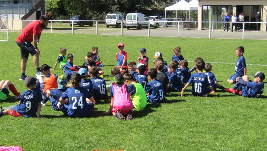 Le coach donne des conseils  aux jeunes de l’école de football.