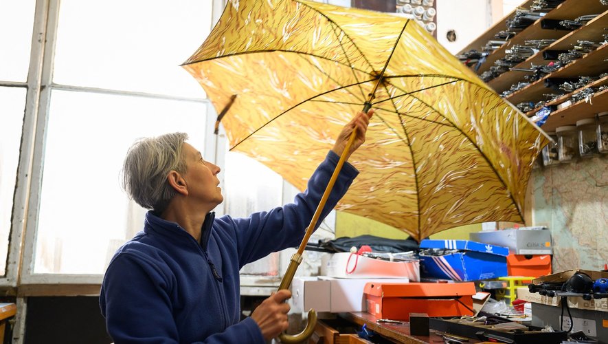 Faire réparer son parapluie "revient à la mode", confirme auprès de l'AFP l'artisane slovène Marija Lah.