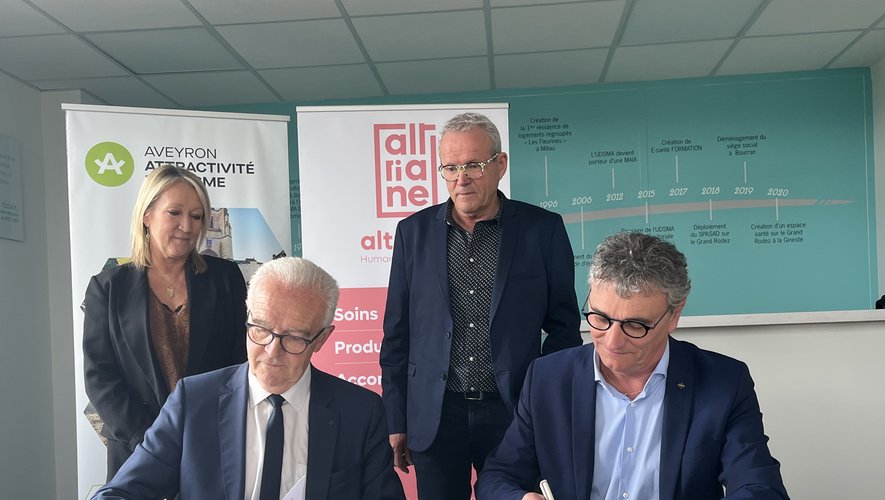 Jean-Luc Calmelly, président de l’ADAT, et Pierre Gigarel, directeur général de Altriane, signent leur partenariat.