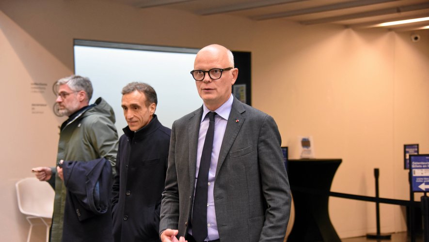 Édouard Philippe, aux côtés d’Arnaud Viala, après sa visite du musée Soulages, mercredi 24 avril.