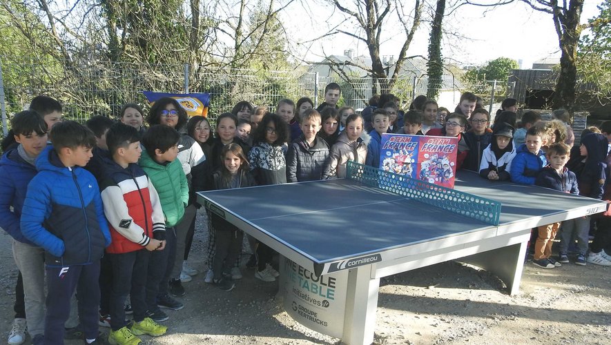 Les écoliers ravis de la dotationde la Fédération de tennis de table.