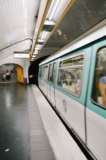 Les stations de métro se mettent aux couleurs des JO.