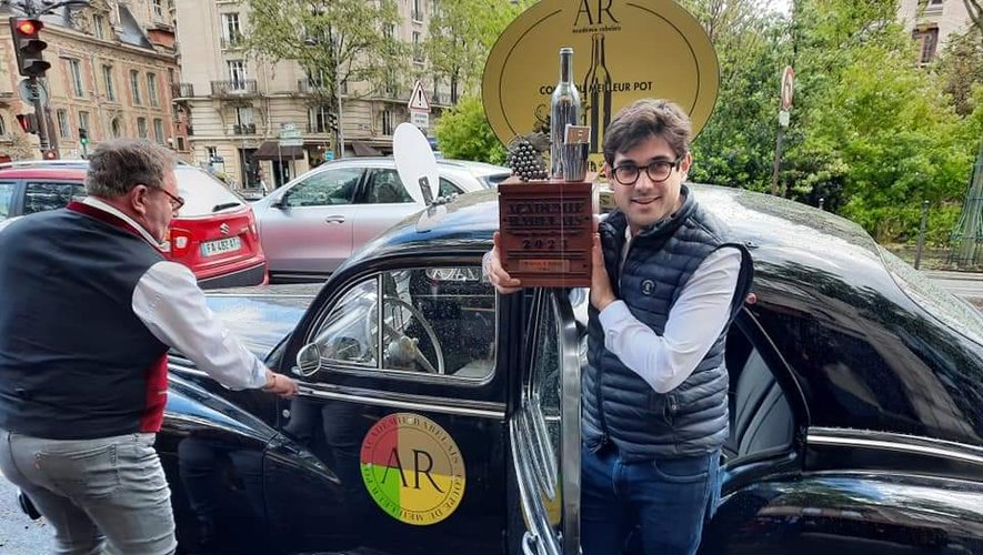 La coupe du meilleur pot, entre les mains de Romain Vidal, patron du Sully (4e arrondissement), lauréat 2023, a traversé Paris à l’intérieur d’une 203 de collection.