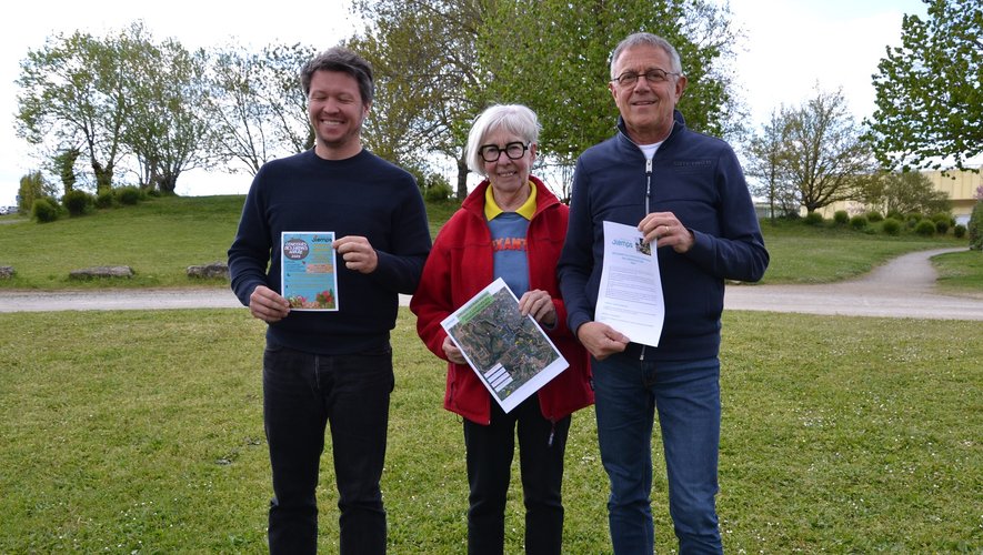 Nicolas Bonnal, Huguette Théron-Canut et Pascal Pringaultprésentent le concours des jardins nature.