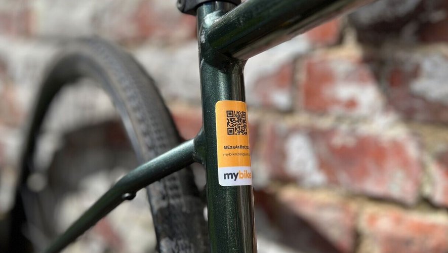 Ce petit sticker donne accès aux coordonnées du véritable propriétaire d'un vélo.