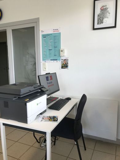 Un ordinateur et une imprimante au service de la population.