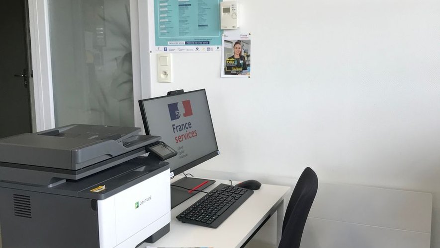 Un ordinateur et une imprimante au service de la population.