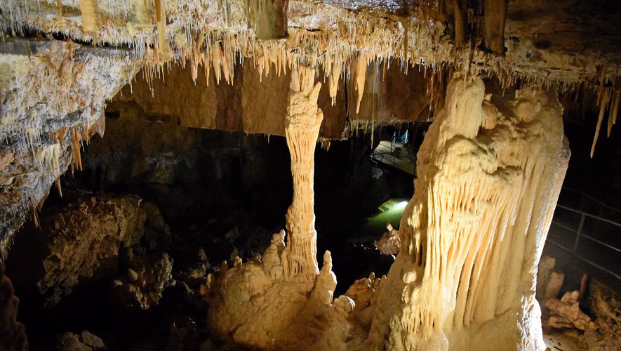 La grotte de Foissac avecses imposantes colonnes de calcite.Photo J.B.