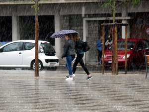 CARTE. Météo : fortes pluies localement, crues et avalanches, vingt départements placés en vigilance jaune ce 29 avril