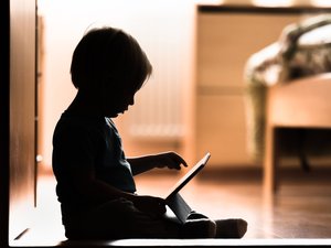 Protéger les enfants des écrans : est-ce que les nouvelles mesures à venir pouvaient être prises bien avant ?
