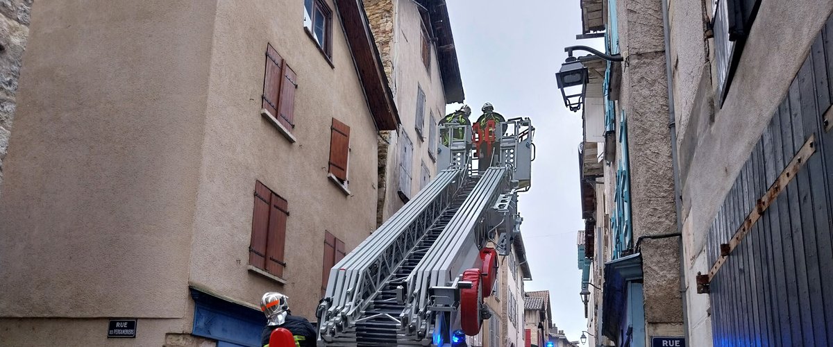 Aveyron : la cheminée s'effondre, une partie du toit d'un immeuble de cette bastide tombe dans la rue, 7 à 8 personnes évacuées