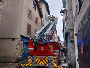 Aveyron : la cheminée s'effondre, une partie du toit d'un immeuble de cette bastide tombe dans la rue, 