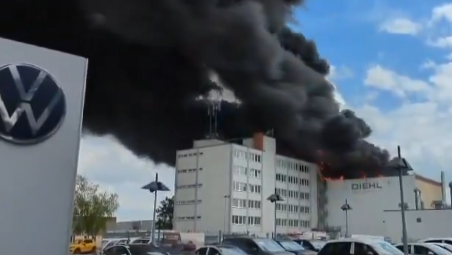Des produits chimiques seraient en train de brûler dans cette usine de Berlin.