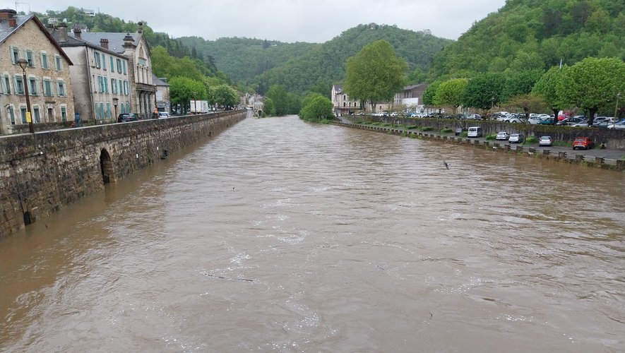 L’Aveyron en crue ce jeudi à Villefranche, où une partie des quais a été submergée.