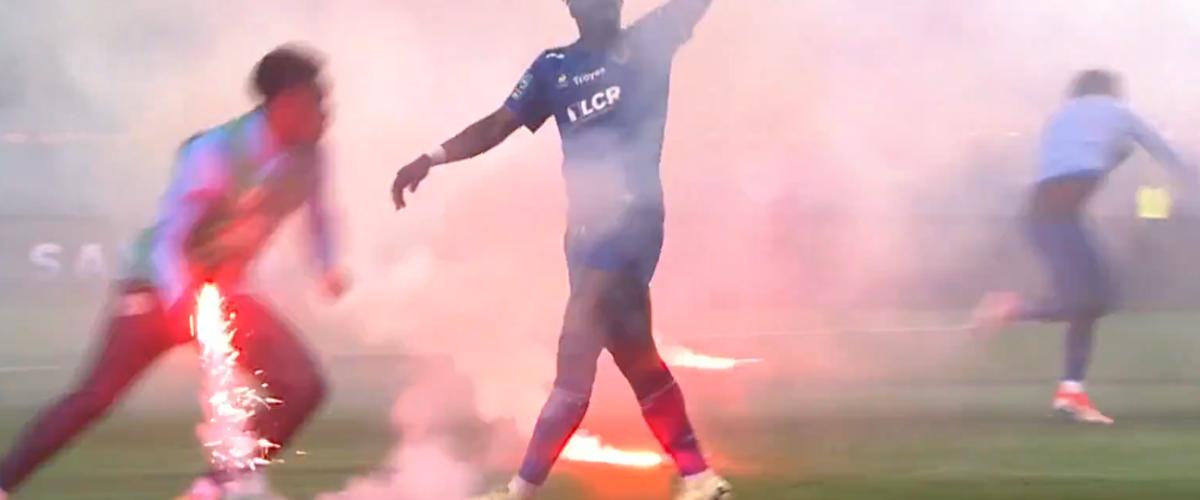 VIDÉO. Chaos à la fin du match Troyes-Valenciennes en Ligue 2 : les joueurs renvoient sur les supporters les fumigènes jetés sur la pelouse