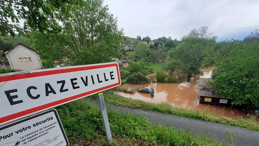 Des jardins ont été inondés au quartier Saint-Michel, avec une voiture également en fâcheuse posture.