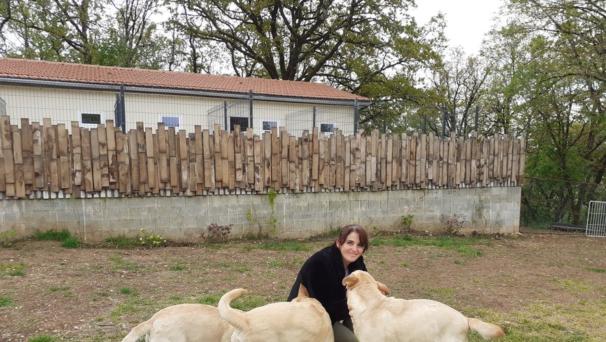 Cindy Bouscal avec ses chiens devant le nouveau chenil.