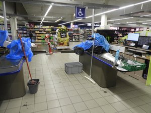 Rodez : la pluie dégrade encore le magasin Carrefour Contact