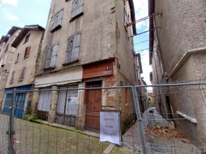 Villefranche-de-Rouergue : cet immeuble a été sécurisé en urgence mercredi, le casse-tête des bâtiments en péril dans la bastide