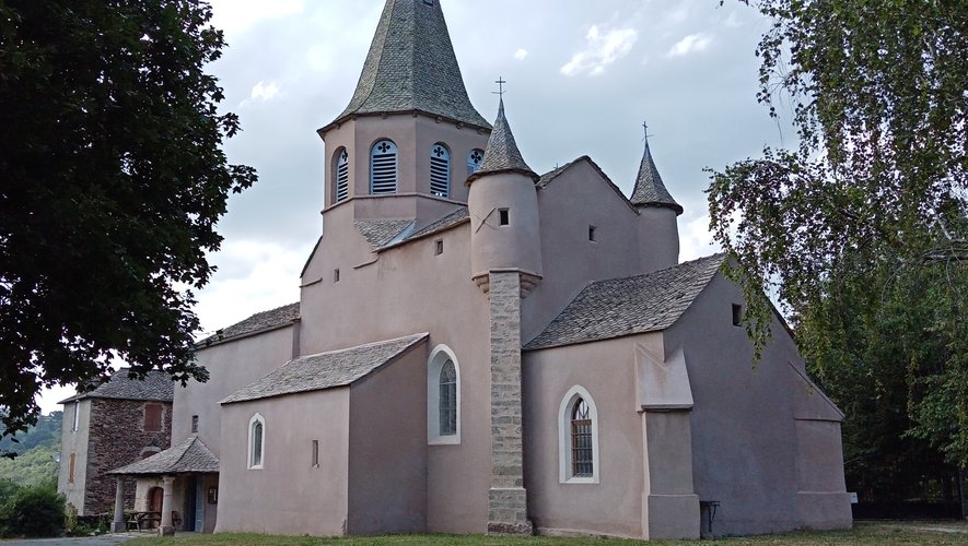 L’église et la place de Saint-Sauveur  où se déroulera la fête du 30 juin.