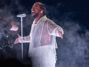 Eurovision : "Tous les artistes veulent chanter l'amour et la paix, oui, mais dans l'amour et la paix", en pleine répétition, Slimane interrompt sa chanson pour délivrer un message
