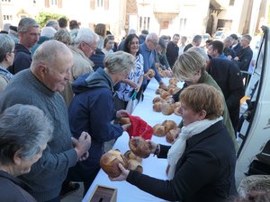 Ascension. La tradition des Michous perpétuée à Luc-la-Primaube : 1 800 pains bénits distribués comme au XIVe siècle