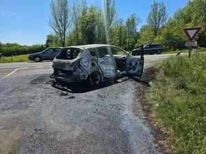 Aveyron : la voiture prend feu alors que la famille est sur la route, leur véhicule détruit, les parents lancent une cagnotte en ligne