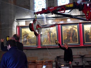 Aveyron : la minutieuse opération de nettoyage de printemps des quatorze tableaux du chemin de croix de Gustave Moreau