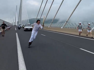 VIDEO. Passage de la flamme olympique en Aveyron : les images du porteur Taïg Khris, en rollers sur le viaduc de Millau