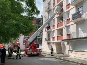 Aveyron : 15 personnes évacuées à cause d'une poêle oubliée, le dégagement de fumée fait intervenir les pompiers