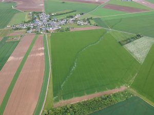 L'image du jour : une tornade dans l'Eure-et-Loir a laissé des marques de son passage dans les champs, près des habitations